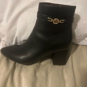 Tommy Hilfiger boots gently used size 7